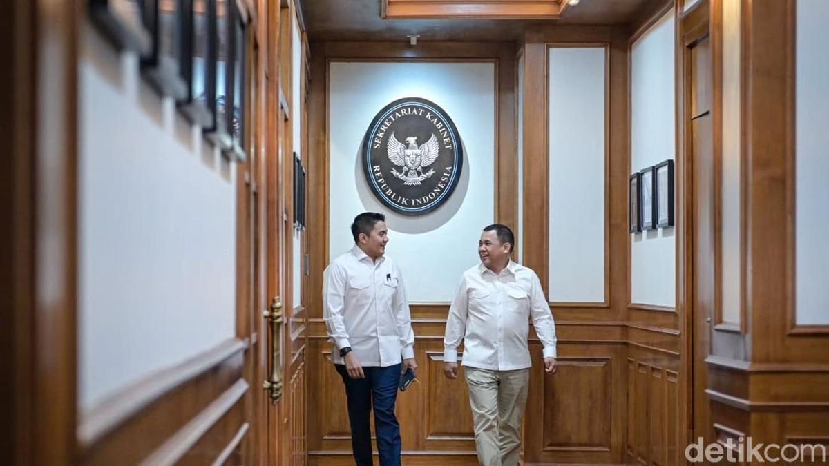 LambeSahamjja's tweet photo. sekuat apa haji isam dalam arah politik indonesia:
- punya imperium bisnis jhonlin group
- batu bara, sawit, kehutanan, logistik (kapal tongkang, pelabuhan sendiri)
- bahkan maskapai charter sendiri
- pabrik biodiesel investasi 2 triliun
- suplai fame ke pertamina
- pabrik gula di bombana, sulawesi tenggara
- kekayaan diperkirakan cnbc indonesia sekitar rp101 triliun
- jadi wakil bendahara tim kampanye jokowi-ma'ruf amin (2019)
- gelontorkan dana besar buat kampanye prabowo-gibran (2024)
- disebut sebagai "king maker"
- adiknya, erna lisa halabi, jadi wali kota banjarbaru
- jaringan di kabinet prabowo 
- mentan andi amran sulaiman: sepupu kandung haji isam
- menhub dudy purnawirawan: mantan direktur jhonlin group
- menteri pu dody hanggodo: mantan komisaris perusahaan anak haji isam
- wamenhut sulaiman umar: suami dari adik kandung haji isam
- mendag budi santoso: disebut dekat secara jaringan bisnis