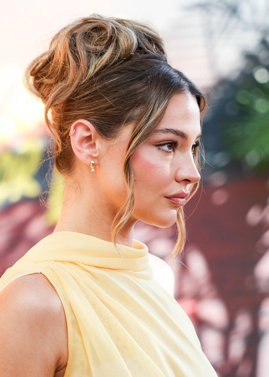 madelynclinebr's tweet photo. FACE CARD! Madelyn Cline na première de OBX5 em Los Angeles, CA. https://t.co/CH5LuZXgtA