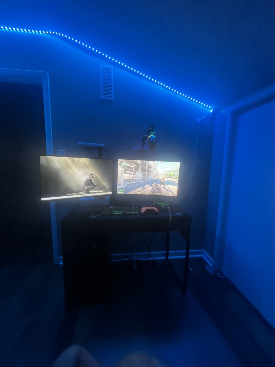 MatClaveys's tweet photo. Did something pretty cool! Was able to
Help out my lil bro and upgrade his setup! His @BRK_ESports Jersey is on the way!!!

Changed his flooring
Changed his Desk,
PC upgrade 
Monitor Upgrade https://t.co/LwIVxh2zmm