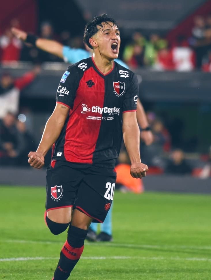 agustinmalves's tweet photo. 👀 Desde que llegó Kudelka, Guch dejó el extremo derecho (Fabbiani lo ponía en ese sector) para jugar por dentro (como lo hizo muchas veces en juveniles). 

🗣️ “Está progresando y mucho. Es un chico muy joven que VA EN ASCENSO. En el segundo tiempo interpretó los momentos del partido que nosotros necesitamos. SIEMPRE CREÍ QUE ESA ERA SU POSICIÓN. Debe seguir mejorando pero CUANDO TIENE ESPACIOS ES MUY DIFÍCIL DE MARCAR. Tiene un atributo muy grande: NO SE ESCONDE NUNCA, SIEMPRE BUSCA QUE LE DEN LA PELOTA. Tiene una fortaleza anímica muy grande ante la adversidad y eso nos da mucha satisfacción. Debemos acompañar a él y al resto de los jóvenes”.

Frank Darío Kudelka sobre el presente de Facundo Guch.