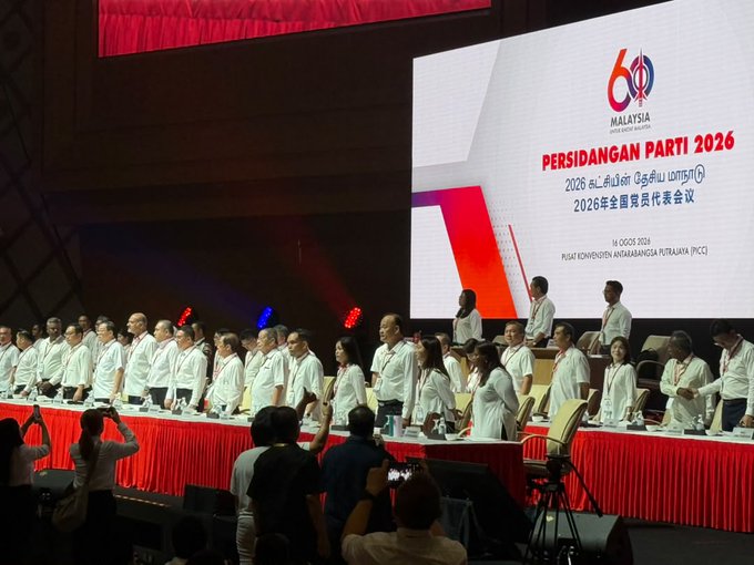 Bernama_Radio's tweet photo. Pengerusi Kebangsaan DAP, Gobind Singh Deo bersama Setiausaha Agung DAP, Anthony Loke ketika hadir pada Persidangan Kebangsaan DAP 2026 di Pusat Konvensyen Antarabangsa Putrajaya (PICC) hari ini.
📸 BERNAMA
#BernamaNews
#PersidanganKebangsaanDAP2026
#PICC https://t.co/mOmJlIIiyf