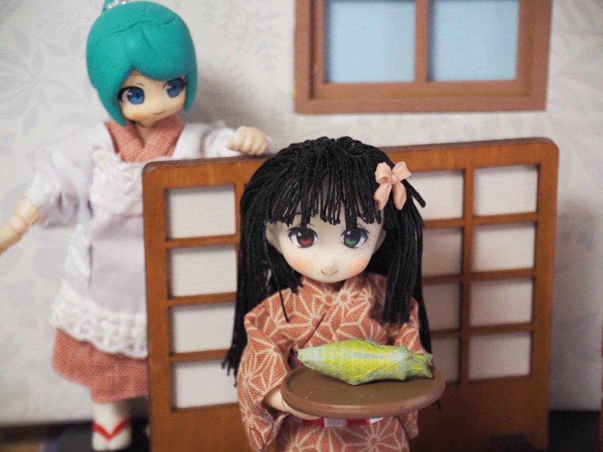 moonyfisher's tweet photo. 6月、���椒の鉢に産み付けられたアゲハ蝶を数匹飼ってました。うちの子とも楽しく遊んでました。（３枚目はAI） https://t.co/KgA5elNvM5