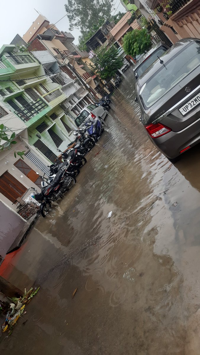 vjaiswal215's tweet photo. actual picture of posh Sector-I, Aliganj, Lucknow. After just one hour of rain, this is the situation! Lucknow Nagar Nigam, please think—can this really be called a “Viksit Lucknow”? Is this the state of our drainage system
#Aliganj#LucknowNagarNigam #ViksitLucknow #Waterlogging https://t.co/AP8HEkV0Cn