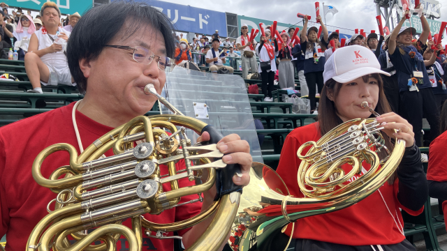 nhk_koushien's tweet photo. 【今日だけの音色を響かせ】
#東日本国際大昌平 は吹奏楽の部員が6人だけ
今大会は全国から公募で集まった人たちと、その日限りの音色で応援します

こちらの2人は大阪と仙台から！
一丸となって選手を後押し！
 
📺テレビ・ラジオ全試合生中継📱NHK ONEで配信も🔽番組情報はhttps://t.co/sp0TcHUFKl https://t.co/5ih3iqRjvt