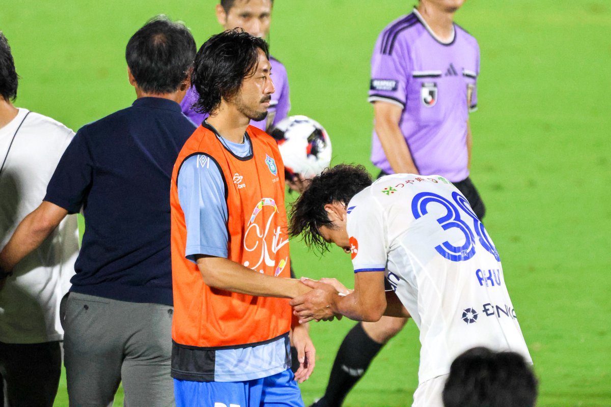 Haru_11203's tweet photo. 260815 #jubilofamily
深々とした両手のご挨拶と(関係性の象徴)、セットプレーの攻防で少しオラオラした後(3枚目)の陸くんを見て(?)😃になってる雄斗くんがとても印象的でした(?) https://t.co/FJRoS3zgEg