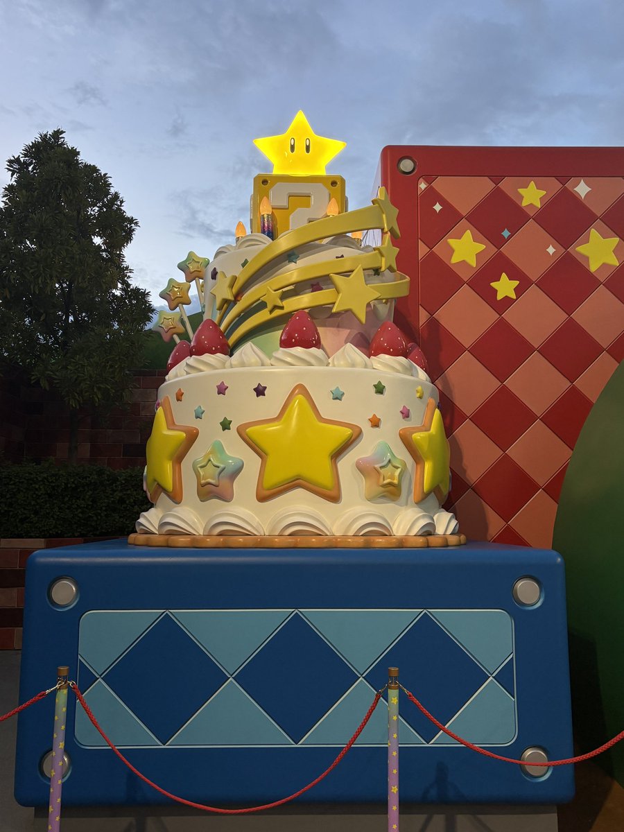 fin0615's tweet photo. ニンテンドーの入り口…５周年のロゴやスターって夜は輝いて✨るんですね😊
出口付近で…１upキノコ発見😳…他にも１upあるんかな？🤔

#USJファン https://t.co/VYEbbYGRd4