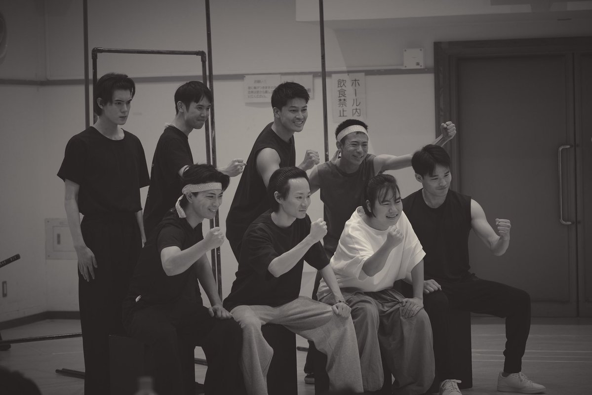 nagarerukumoyo6's tweet photo. 本番まで、あと11日。

今日は、特攻隊の稽古風景を少しだけ。

何を想い、
何を抱え、
何のために飛び立とうとしたのか。

一人ひとりの人生と、そこにあった想いに向き合いながら、
今日も稽古を重ねています。

写真では伝えきれない、熱量を
ぜひ劇場で感じてください。

チケットご予約お待ちしています。

『流れる雲よ2026』
8月26日、開幕。

#流れる雲よ2026
