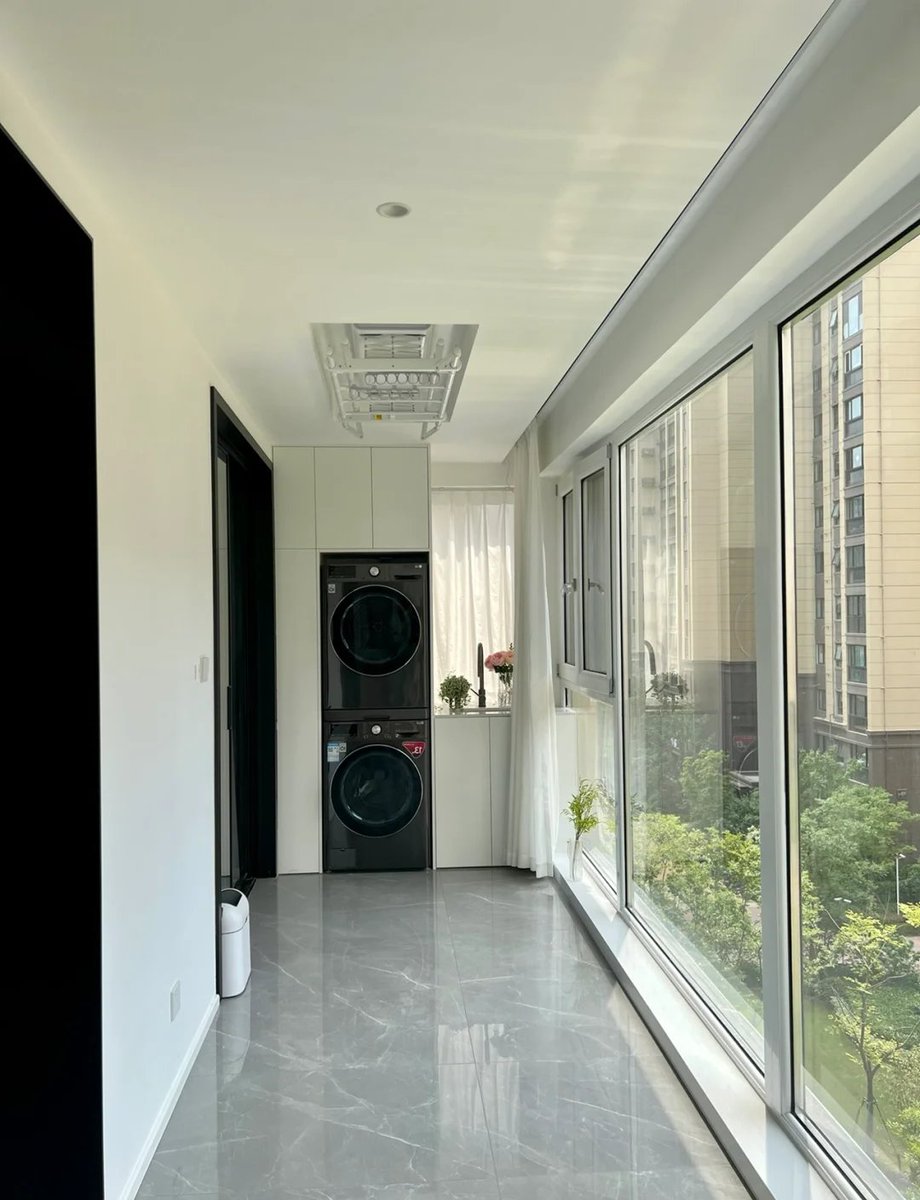 dengi4313's tweet photo. 刚洗完的白衬衫晾在阳台，风一吹就晃成了小云朵，连地板上的阳光都跟着碎碎晃。 https://t.co/XzOaezCdkx