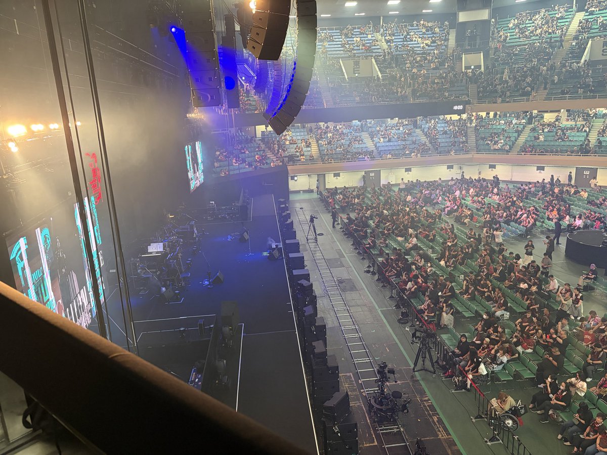 RYOXJAPAN0502's tweet photo. T-BOLANの武道館LIVE、「にわかファン」だから乗り切れない曲もあったけど、全力で楽しませていただきました！！
注釈付きの席だったけど、2階スタンド最前列で観やすかったし、歴史的瞬間を共にできて最高で��た！！
#TBOLAN
#XJAPAN
#坪倉唯子 https://t.co/OoUHPUufjs