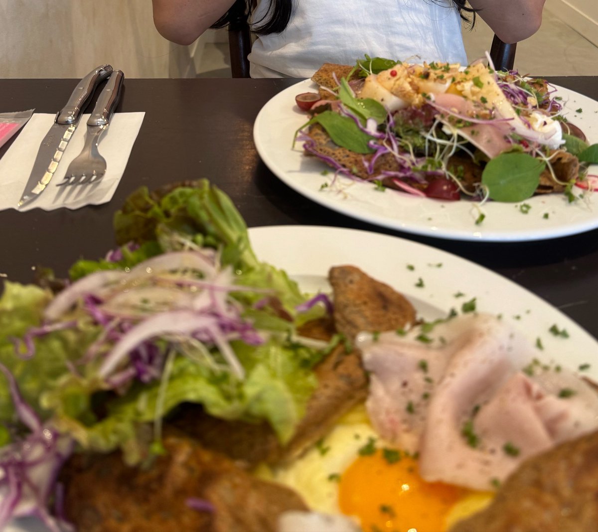 mapupnews's tweet photo. 堀川中立売のガレット屋さんにて昼ごはん。
ガレットって、どうにもおやつ感覚な感じだったけど、コレはちと違う。

丁寧に作られたプレートに、自家製のセミドライトマトが美味しい。あと、桃とレッドペッパーの組み合わせが嬉しい。あとカトラリーが洒落まくり。

サラッとしているようで、大満足。 https://t.co/PWbbH2DI0O