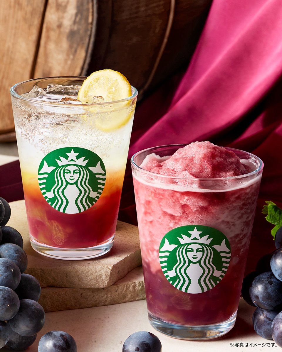 Starbucks_J's tweet photo. ⋱ 本日 𝟖/𝟏𝟕 (𝑴𝒐𝒏) 𝑺𝑻𝑨𝑹𝑻！ 🍇⋰

昼も夜も、どんなシーンにも寄り添う2つの巨峰。
あなたは今日、まずはどちらの一杯から楽しみますか？💭

🍷 #芳醇巨峰フローズンティー
香り高いブラックティーの心地よい渋みと、
すっきりした後味で大人の味わい。
カップの底に詰まったごろっと果肉と
ぷるぷるゼリーの食感が重なる贅沢な一杯です。

🫖 #チラックスソーダ巨峰
ジューシーな巨峰にグリーンシトラスフレーバーシロップと炭酸を合わせたソーダ。
しゅわっと弾ける清涼感が、日常のひとときを
爽やかにリフレッシュしてくれます。