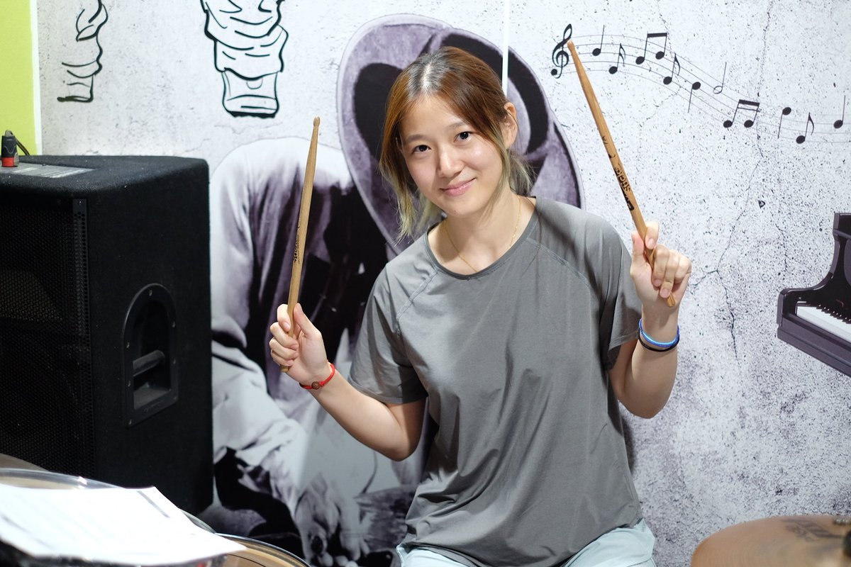 mils_music's tweet photo. 🥁🎻 Wendy ศิษย์สาวน่ารักจาก Hainan อีกคนครับ 🎸🎤
 🎷 https://t.co/4giyA76R8k
🎸 IG https://t.co/1NXt4vQaYm
🎵FB : https://t.co/R8Nu07mqUD
🎹Website : https://t.co/NwiZyCH6mH #สอนดนตรีเชียงใหม่ #สอนกลองเชียงใหม่ #เรียนดนตรีเชียงใหม่ #เรียนกลองเชียงใหม่ #milsmusic 🎸🎤 https://t.co/qeDHtEJzdg