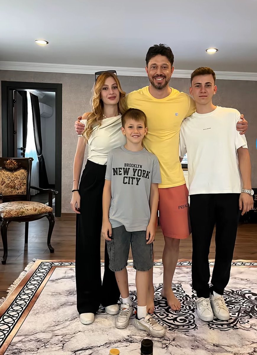 gossipmagazinn's tweet photo. Murat Boz, ablasını ve yeğenlerini bir dayı olarak ziyaret etti.

• Hiçbirinin Murat Boz’a benzememesi ise dikkat çekti. https://t.co/DE6EnBiTeZ