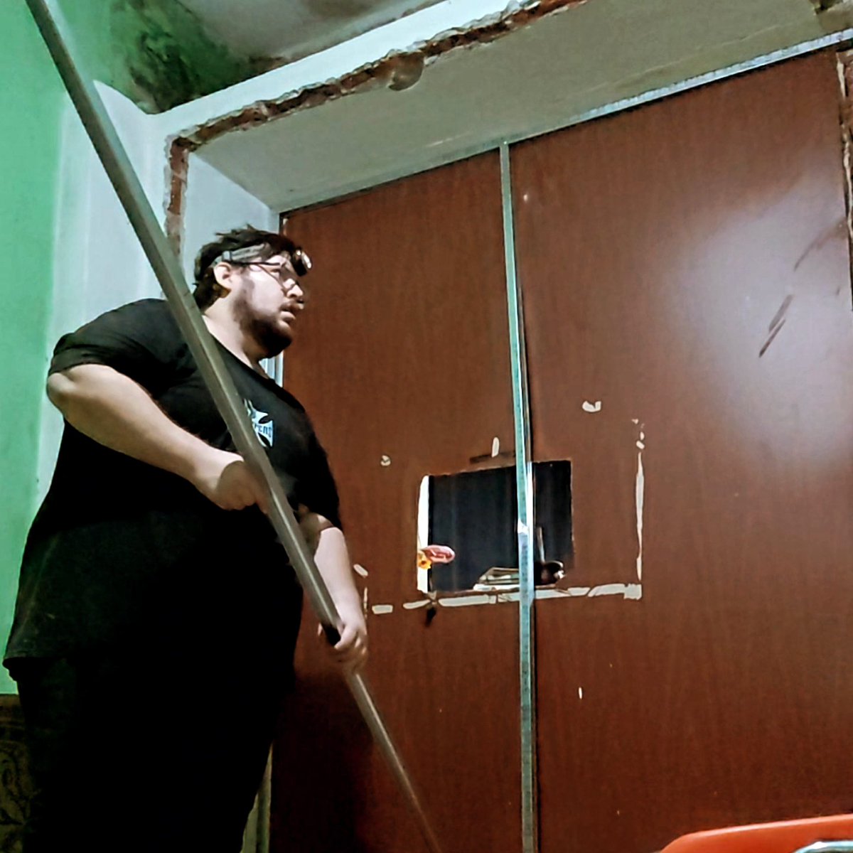 L3MON_CS's tweet photo. Arranca la transformación de una habitación en un setup Gamer inspirado en el mejor equipo @9zTeam ... Por ahora una simple pared... Pero estamos avanzando rápido! Hay que destacar que no se nada de todo esto y lo voy aprendiendo con videos y sobre la marcha https://t.co/fSmxe4ljZ2
