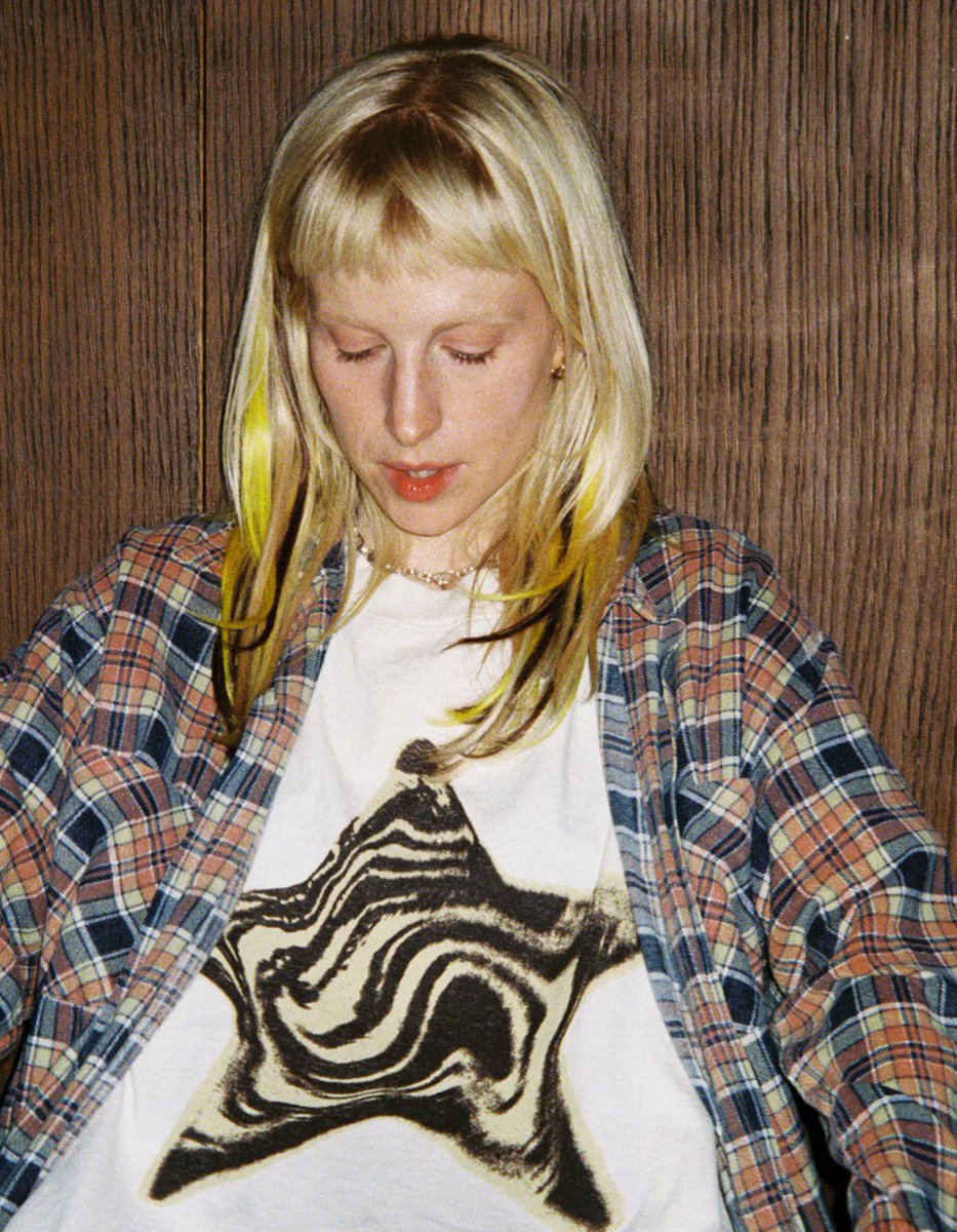 paramorebrasil's tweet photo. Hayley Williams escreveu em seu blog sobre o álbum Lost Weekend, de Phoebe Bridgers:

"sempre que uma artista que eu amo lança um trabalho novo realmente incrível, minha coisa favorita a fazer é voltar e ouvir os álbuns anteriores para fazer o novo parecer vivido. a phoebe tem uma das melhores discografias da música moderna. é muito satisfatório como fã, especialmente como fã de longa data, que foi conquistada desde o ep killer. lost weekend fica ainda melhor com todo o contexto.

acho que minha música favorita no momento é bobby. eu sei que todo mundo quer que ela esteja triste, mas você pode estar na pior e ainda assim sentir amor quando ele é de verdade.

ok, feliz lost weekend"