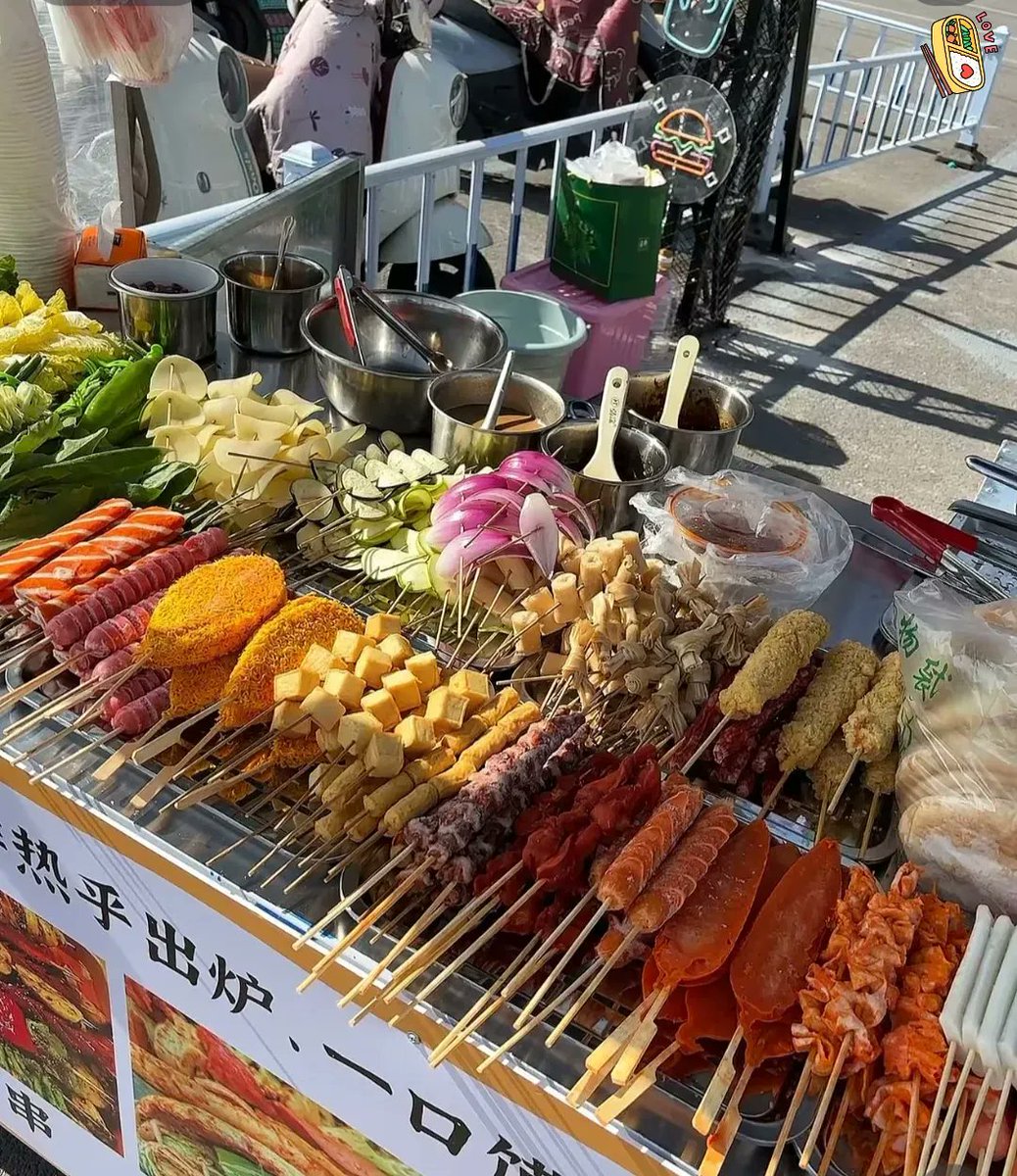 FamilleHenry's tweet photo. Craving late-night street snacks Just had these crispy golden fried skewers with savory sauce—pure joy in every bite! https://t.co/9SnshHAnvE