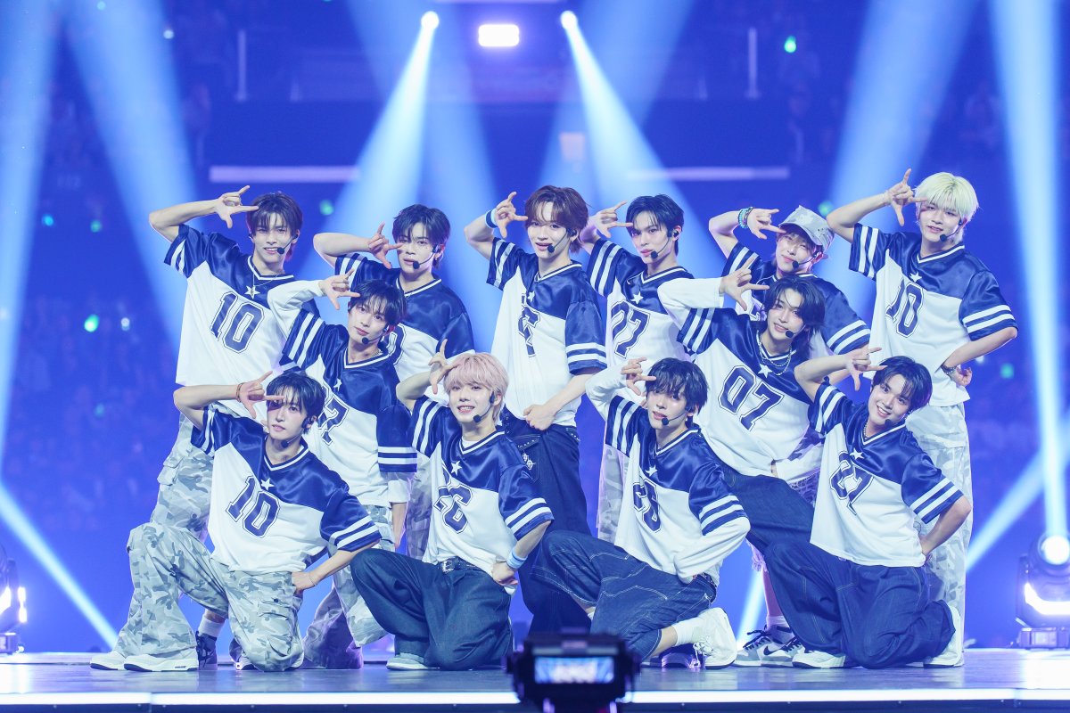 modelpress's tweet photo. 【KCON LA 2026🇺🇸】

「日プ新世界」から誕生・KO1KEYZ（コイキーズ）、LAで世界を“恋”に落とすステージ🔑💘

デビュー前に鮮烈お披露目
https://t.co/drjIfioFL0

お揃いのブルーのユニフォーム衣装で、オーディションのテーマソング「新世界」の韓国語バージョン、そしてデビューシングルのタイトル曲「KO1KEYZ」韓国語バージョンをパフォーマンスした。

#KCONLA2026 @KO1KEYZofficial