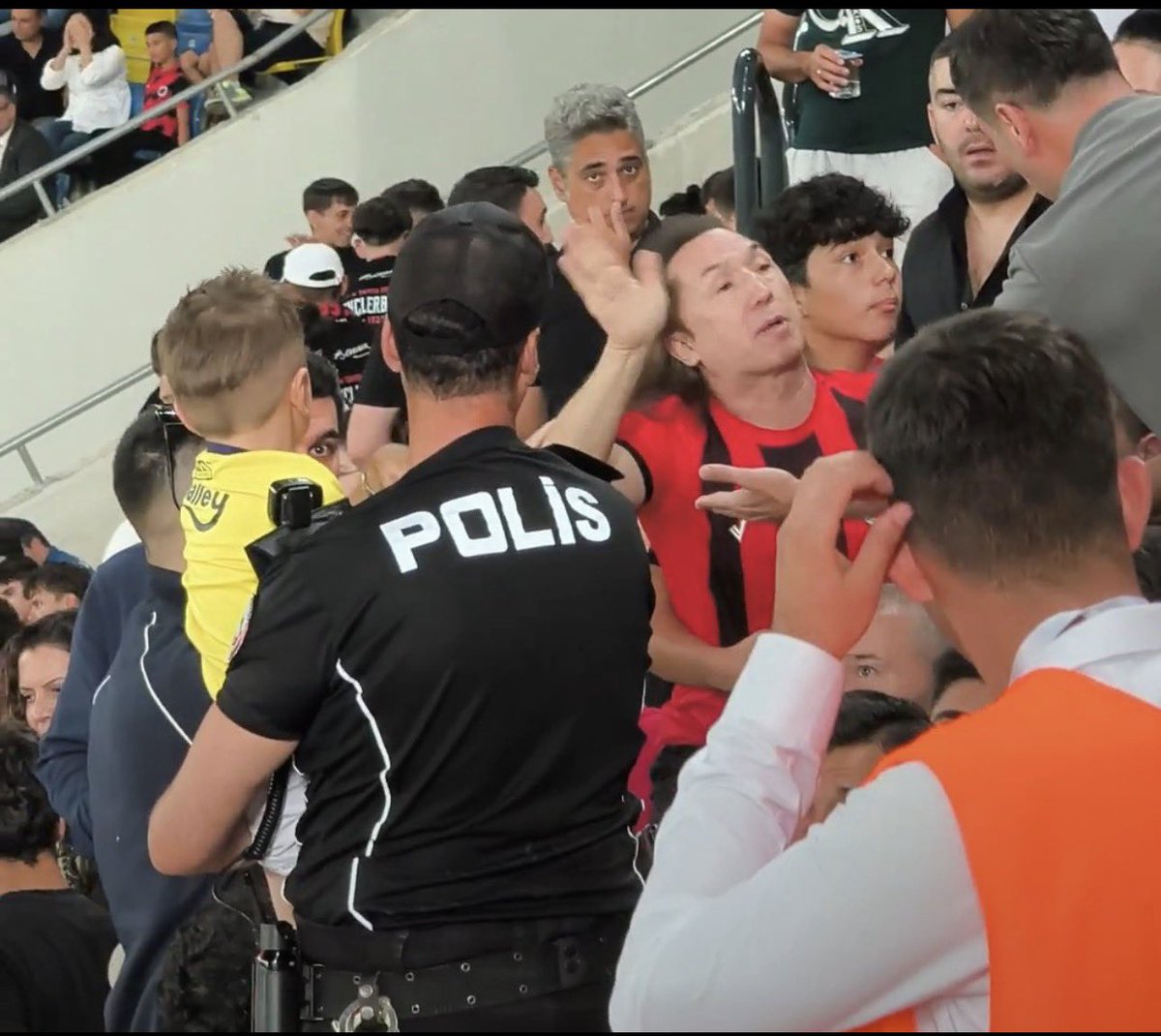 GizliArsiv's tweet photo. Geceyi müjdeli bir haberle kapatalım. 

Eryaman Stadı’nda küçük bir çocuğun formasının zorla çıkartılması olayında şüpheli hakkında 6222 ve TCK 109/3-f kapsamında soruşturma başlatıldı, gözaltı kararı verildi.

Teşekkür Sayın Bakanı @abakingurlek iyi ki varsınız.

#GENvFB
#GBvFB https://t.co/nNUqsXkC60