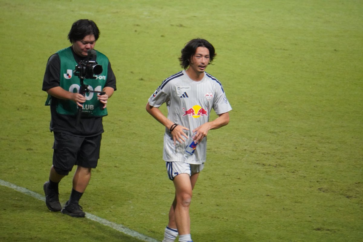risuyuku's tweet photo. 小島はヒーローインタビューで最後の挨拶に遅れたため、大宮サポへの挨拶後にセンターサークルに戻り、今治サポ席にも一礼してました👍️
#ardija #今治_大宮 #小島幹敏 https://t.co/Tz4hMFrBFG