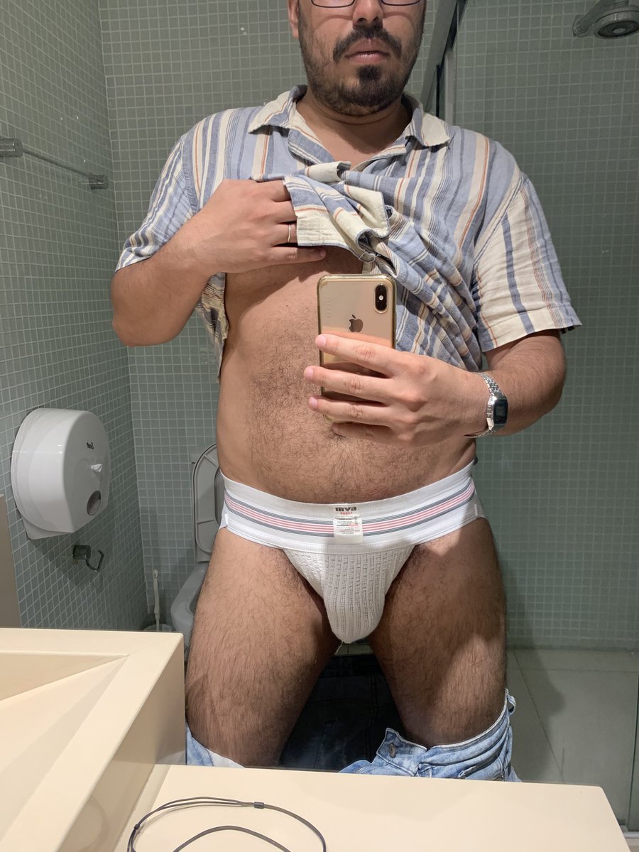 Hidfrexx's tweet photo. Qual vocês preferem? Um pausudo peludo🍆 ou um rabudo peludo🍑
#chudai #wattaa #bear #gay #daddy https://t.co/08obOM2Yp9