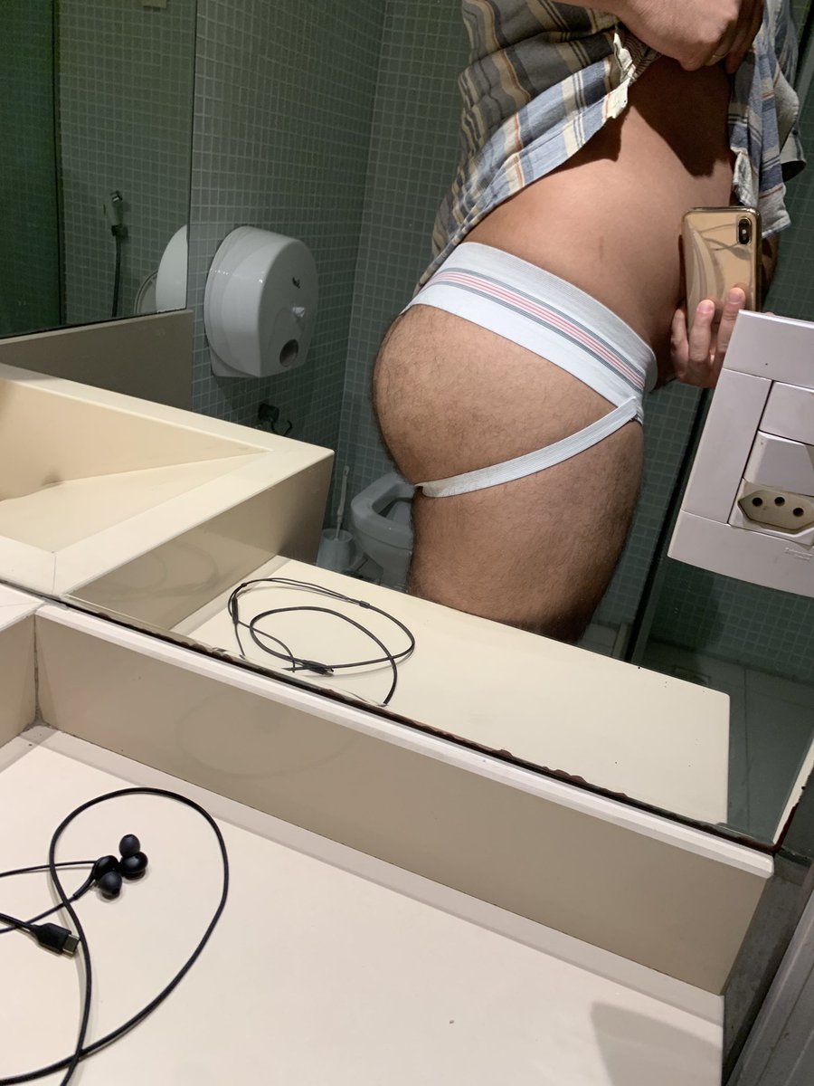 Hidfrexx's tweet photo. Qual vocês preferem? Um pausudo peludo🍆 ou um rabudo peludo🍑
#chudai #wattaa #bear #gay #daddy https://t.co/08obOM2Yp9