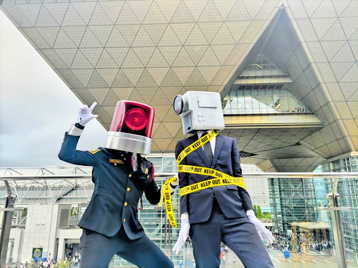 BitterChocomira's tweet photo. コミケ108　１日目
映画泥棒のお二人📹️さん🚨さんに
KEEP OUT テープにて確保されました
#C108 #C108コスプレ #映画泥棒 https://t.co/TLlk1LAWT1
