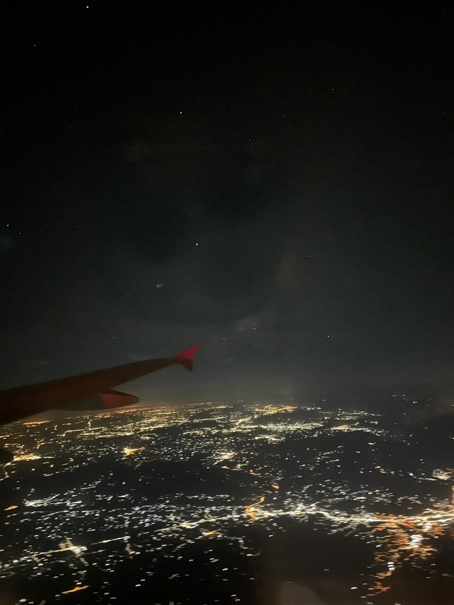 galiciteligent's tweet photo. Я приїхав додому 
Поки летів думав «Так хочеться, аби до нас теж літали пасажирські літаки. От би зараз вийшов у Львові, 20 хв пішки і в дома» https://t.co/ktgPahlxRe