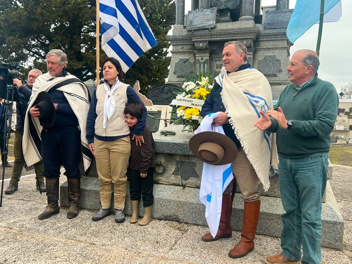 PNACIONAL's tweet photo. El Partido Nacional le rindió tributo a Aparicio Saravia en la víspera del 170 aniversario del nacimiento del caudillo blanco.

Participó del homenaje con ofrenda floral, el Presidente del Partido Nacional, @AlvaroDelgadoUy , autoridades nacionales, departamentales y militantes. https://t.co/ZjGJ1FQtJr