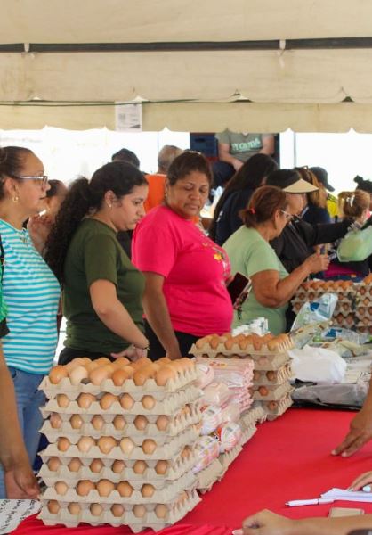 diariopanorama's tweet photo. Una nueva jornada integral de mercados populares realizó la Alcaldía de Maracaibo en el conjunto residencial “El Trébol”, ubicado en la parroquia Luis Hurtado Higuera.

En esta actividad, informaron en nota de prensa, hubo venta de electrodomésticos, en alianza con una distribuidora.

#Maracaibo