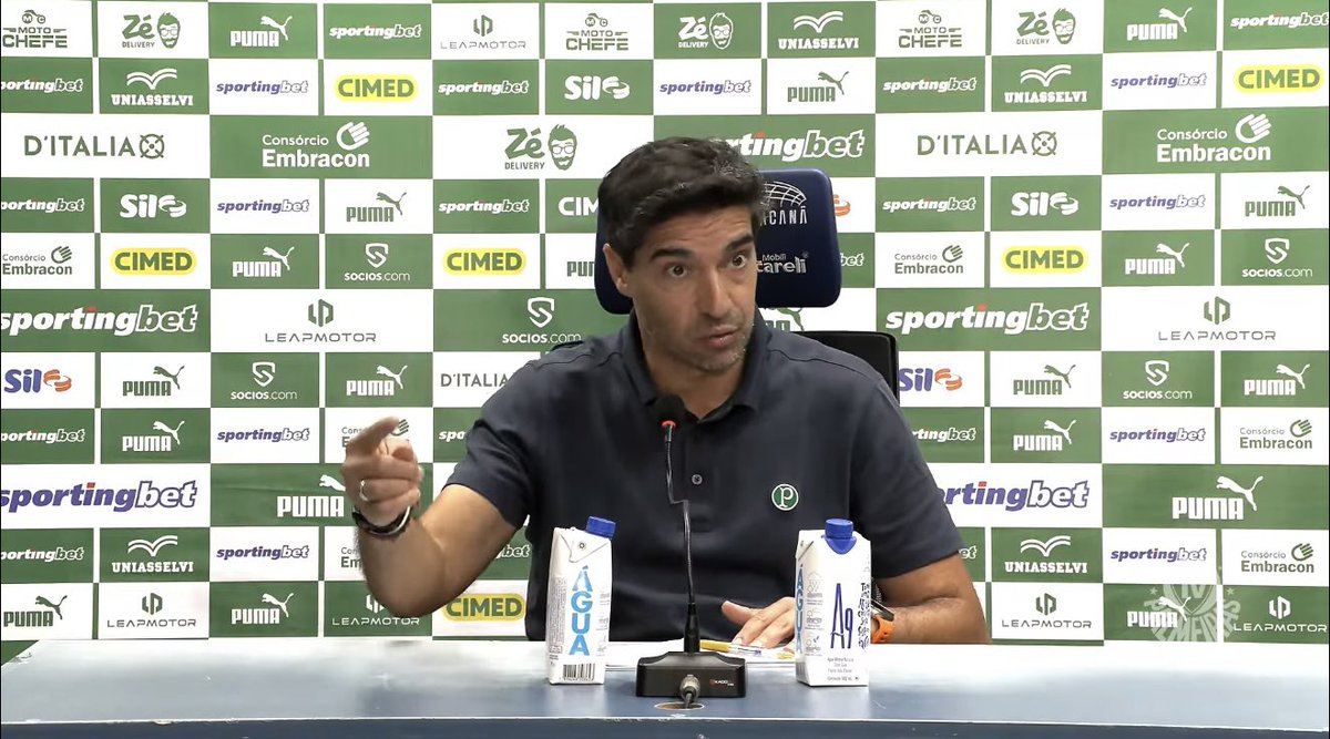 futebol_info's tweet photo. Abel Ferreira detona gramado do Maracanã após derrota do Palmeiras para o Fluminense:

“Difícil fazer diferença com um gramado natural desse jeito. Desde que estou aqui, nunca vi o gramado tão RUIM como estava hoje. É difícil jogar futebol com um gramado desse.”

📸 TV Palmeiras https://t.co/NwsB7ATWoh