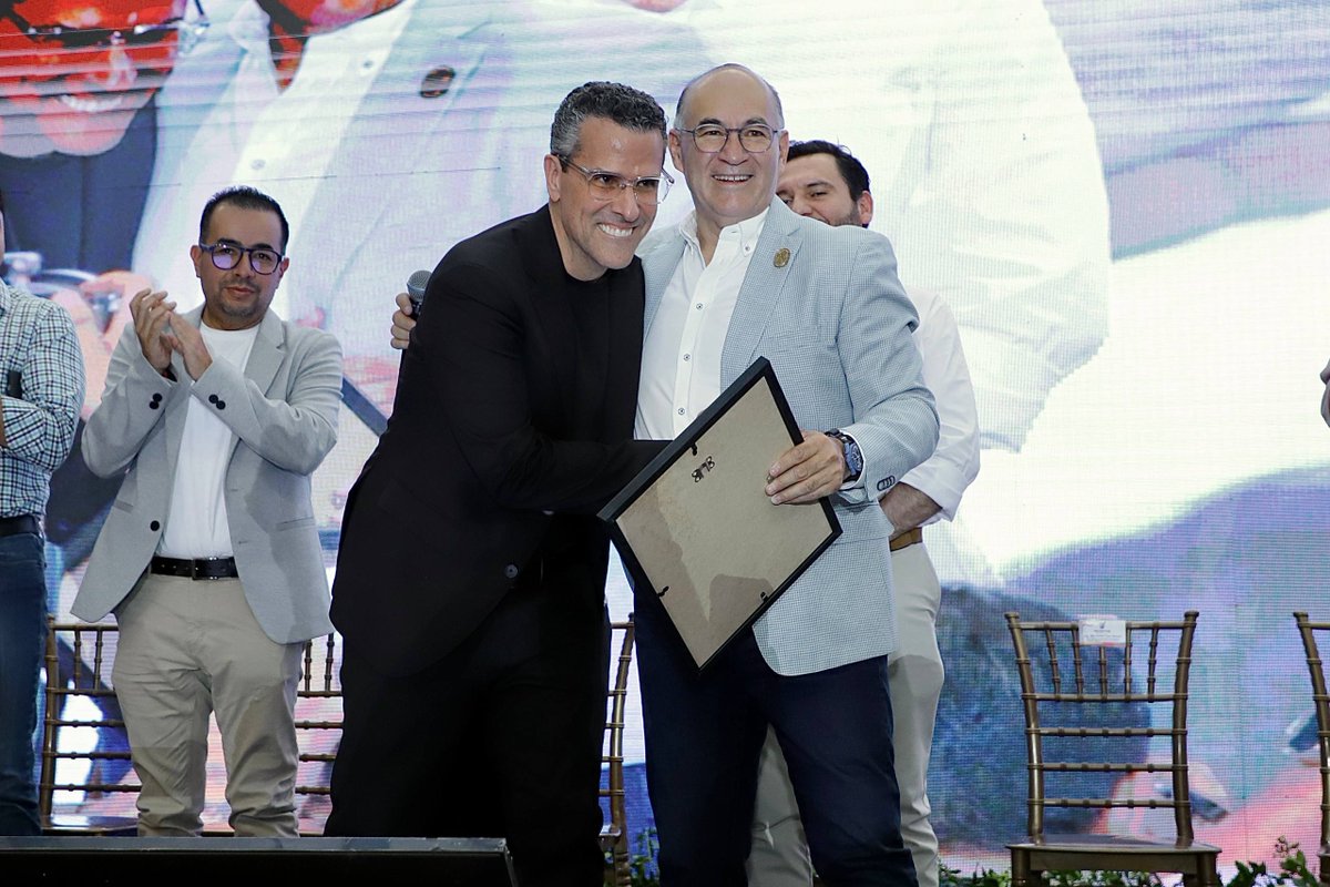 EF_Galindo's tweet photo. Una muy interesante conferencia fue la que nos ofreció Marco Antonio Regil durante el cierre de la cuarta edición de la Feria de la Proveeduría, donde habló de la importancia de la educación emocional en los negocios y el papel que tienen las habilidades personales en el liderazgo, la toma de decisiones y las relaciones dentro de las empresas. 

¡Fue un gusto tenerte en San Luis Capital! 🤝