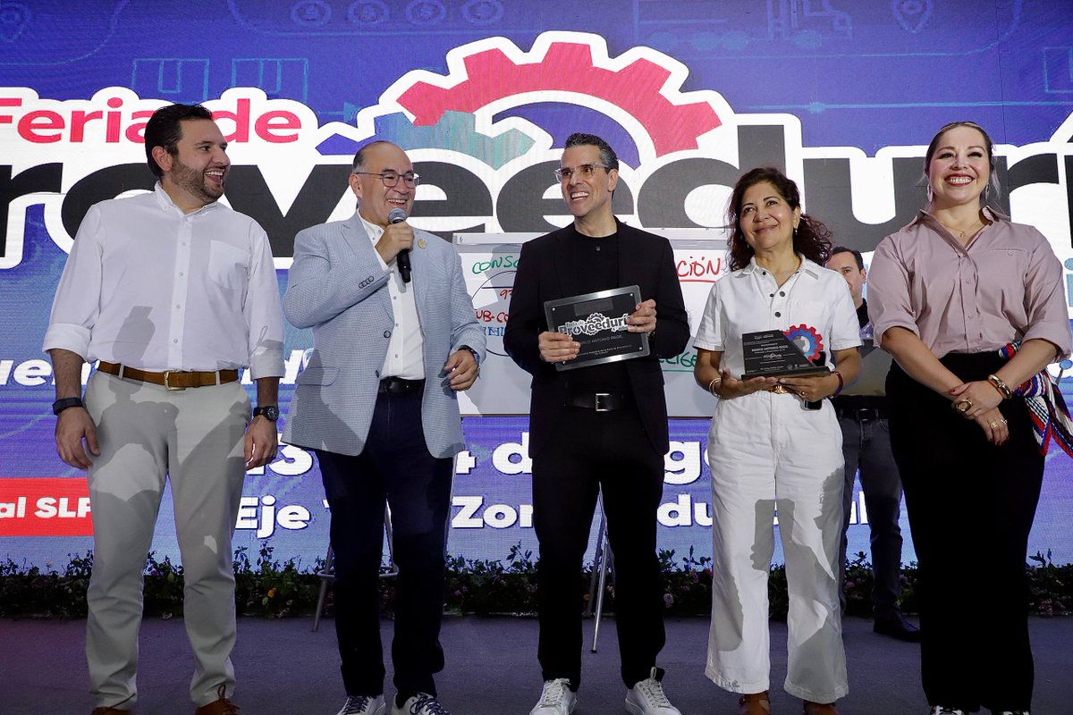 EF_Galindo's tweet photo. Una muy interesante conferencia fue la que nos ofreció Marco Antonio Regil durante el cierre de la cuarta edición de la Feria de la Proveeduría, donde habló de la importancia de la educación emocional en los negocios y el papel que tienen las habilidades personales en el liderazgo, la toma de decisiones y las relaciones dentro de las empresas. 

¡Fue un gusto tenerte en San Luis Capital! 🤝