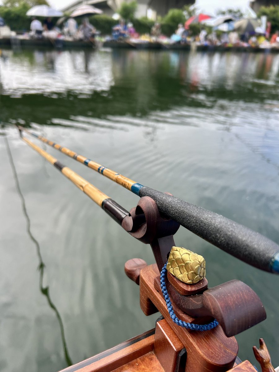 bluefins15's tweet photo. 今日は厚木大池。浅黄色の化粧巻きに一目惚れした竿でメーター両ダンゴ遊び。

#厚木ヘラブナセンター
#玉成
#竹竿遊び https://t.co/mjpTj53VzY
