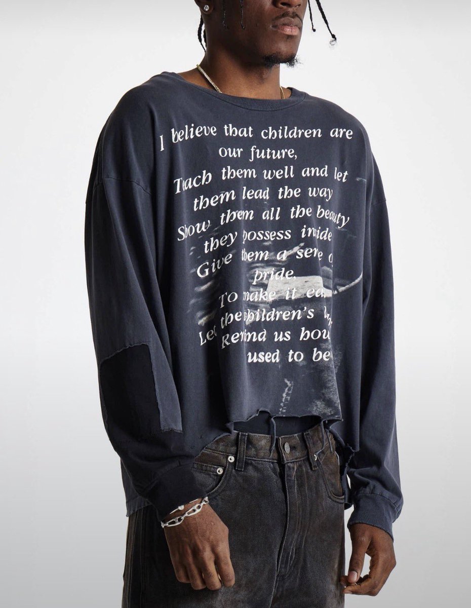 rkiveblogtr's tweet photo. |#RM, ENFANTS RICHES DÉPRIMÉS’in SS26 koleksiyonundan “The Greatest Love of All LS T-Shirt” modelini giyiyor. 🖤
Tişörtte Whitney Houston’ın “Greatest Love of All” şarkısından bir bölüm yer alıyor:
“Çocukların bizim geleceğimiz olduğuna inanıyorum. Onlara iyi bir eğitim verin ve yolu göstermelerine izin verin. İçlerindeki güzelliği görmelerini sağlayın. Onlara gurur duygusu verin. Çocukların kahkahaları bize eskiden nasıl olduğumuzu hatırlatsın.”