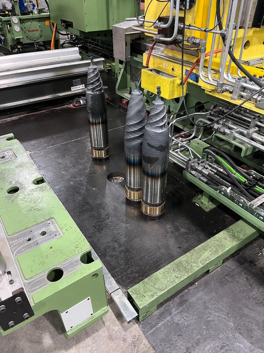 MarioNawfal's tweet photo. 🚨🇺🇸🇺🇦 U.S. Taxpayers handed General Dynamics $533M for a brand-new artillery factory that was supposed to crank out shells for Ukraine.

It produced exactly zero usable shells. 

Robots caught fire, machines smashed everything, workers sat around doing nothing, and the whole place was a disaster.

The Army still hasn’t clawed the money back. 

And since the lines got shut down, that same General Dynamics unit has been awarded another $2.5B in contracts.

Absolute money pit with zero consequences.

Source: @propublica / Writer: Claudio