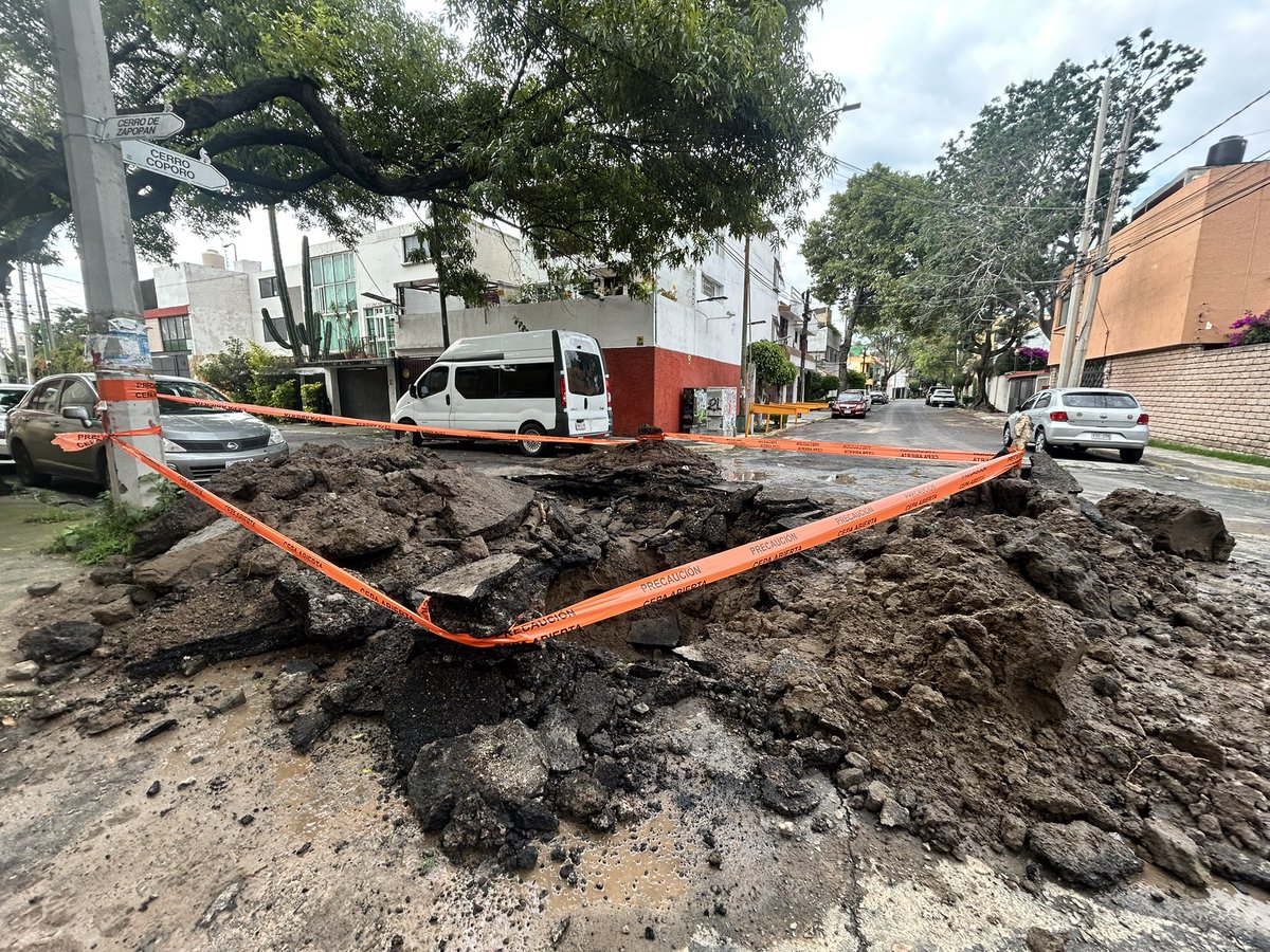 Lizra333's tweet photo. @Alcaldia_Coy hay una megazanja posterior al arreglo de la fuga de agua que obstruye el paso hacia Miramontes pueden arreglarla por favor . Gracias https://t.co/MCSRma4gJS
