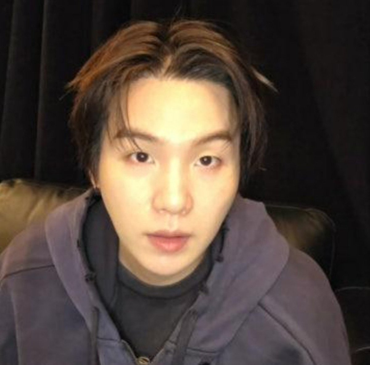 btswingsjm7's tweet photo. [🌟] Traducción de Live de Yoongi / Suga en Weverse 

🐱 Hola a todos. Estoy aquí en Dallas. ¡Oh, los comentarios son tan rápidos! 
🐱 Mientras me preparaba para subir al escenario, puse esto. 
🐱 10 años de Agust D. Sí, han pasado diez años. Es 16 de agosto en Corea, así que hace diez años que salió. Ya han pasado diez años desde que lancé mi mixtape. 
🐱 ¿Brasil? Ah, Brasil. Tenemos que ir allí también. 
🐱 ¿Ya comí? 
🐱 No tengo resfriado, pero afuera hace calor y adentro frío, así que creo que es por el aire acondicionado. Llevo una sudadera con capucha. Afuera, la temperatura es de unos 40 grados (Celsius). Me siento muy bien ahora mismo. Estoy comiendo muy sano.