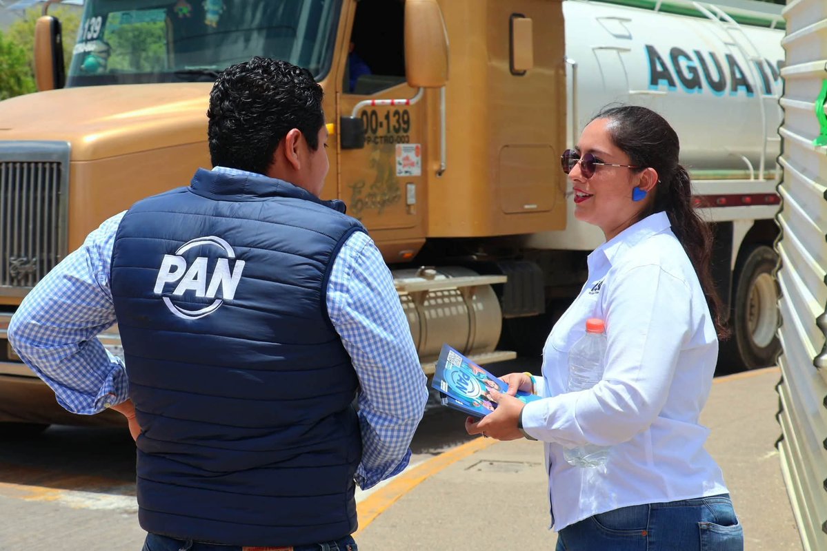 PANOaxaca's tweet photo. Hoy Oaxaca se suma con entusiasmo a la Activación Nacional, un encuentro que nos permite reencontrarnos, organizarnos y fortalecer los lazos que nos unen como partido.

#DeCorazónAzul
#RosarioRamírez 
#PatriaFamiliaYLibertad
#MasYMejoresPanistas 
#CapacitacionEnAccion https://t.co/9J2c1O7BYX