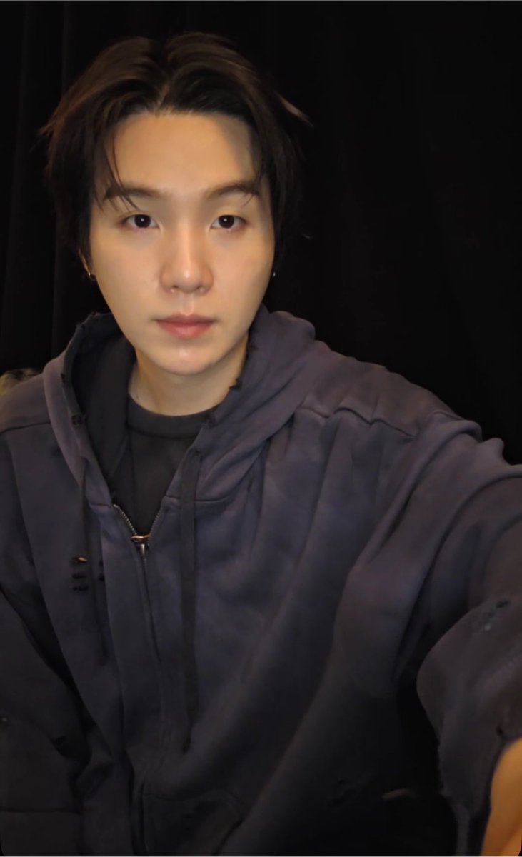 jmbnrd's tweet photo. My Yoongi I LOVE HIM 😢😢😢🤍 https://t.co/rm2kfNnLUc