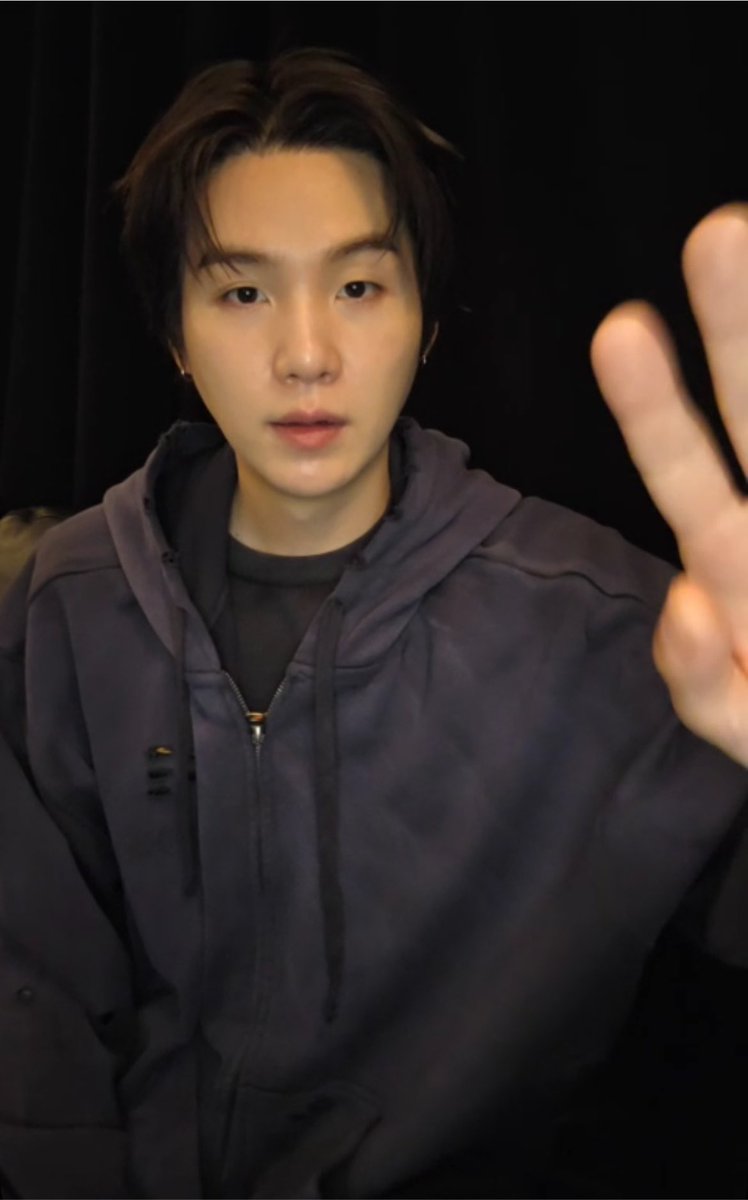 jmbnrd's tweet photo. My Yoongi I LOVE HIM 😢😢😢🤍 https://t.co/rm2kfNnLUc