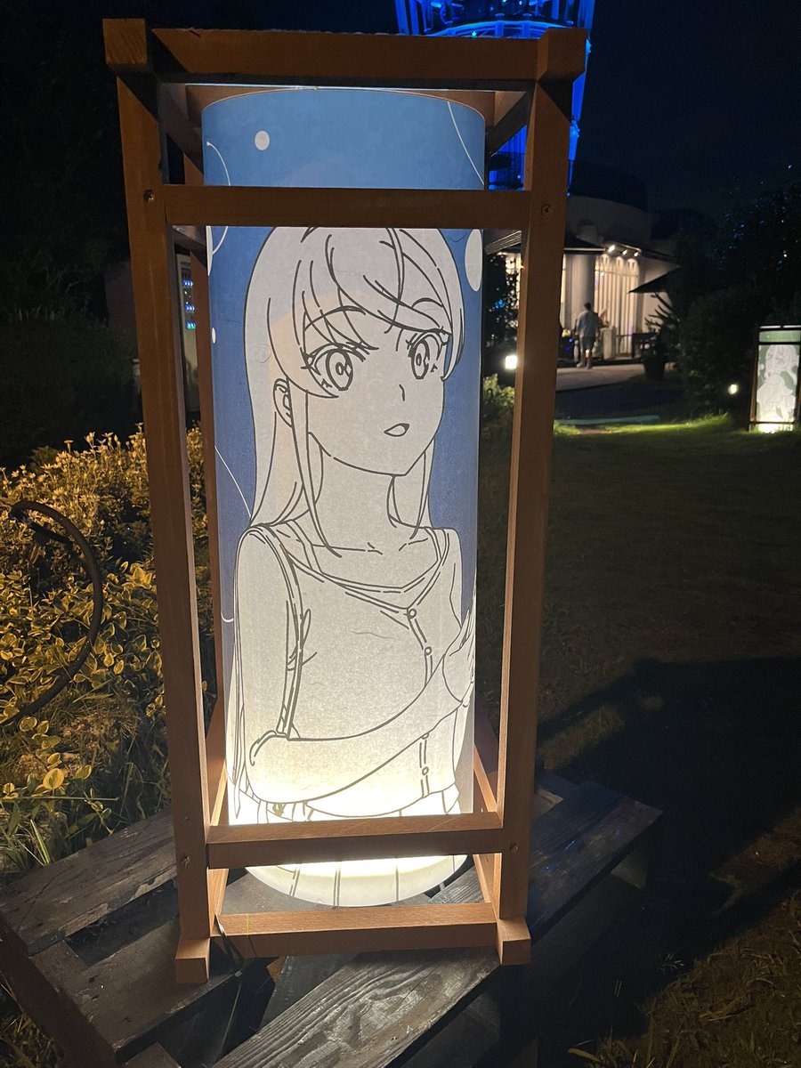 DCisLIFE's tweet photo. 昨日青ブタサマーフェスに参加して来ました❗️
藤沢〜江ノ島本当に青ブタ一色って感じですごかったー！！
めっちゃ楽しかった✨
江ノ島へは甚平で行ったのですが特典のうちわまだまだ沢山ありました！
まだ行けていない、地方の方もぜひ安心して行ってみて下さい❗️
夜の灯籠めっちゃ綺麗でした

#青ブタ https://t.co/iAi9fuAZsG