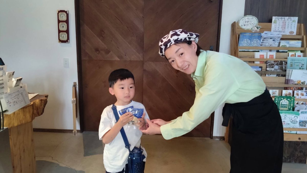 a_arakawa_b's tweet photo. 【牛乳早飲み大会の真の優勝者様がご来店！】
​先日のお詫びと訂正投稿を見て、牛乳早飲み大会（子どもの部）の真の優勝者様が「世界樹ILE」に来てくださいました！店長より賞品とおまけを贈呈🎁
​ご家族から「良い夏の思い出になった」とのお言葉をいただき、スタッフ一同感激です。 https://t.co/pAipzQgnpB