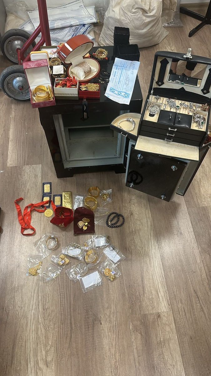 ben_ercan34's tweet photo. Devlet! Yıllarca salya sümük kuriş kuriş toplayıp kasalarınıza istiflediğiniz milyonları bağırta bağırta alacak sizden gıpraşmayın trrikler https://t.co/KVgakYNR6t