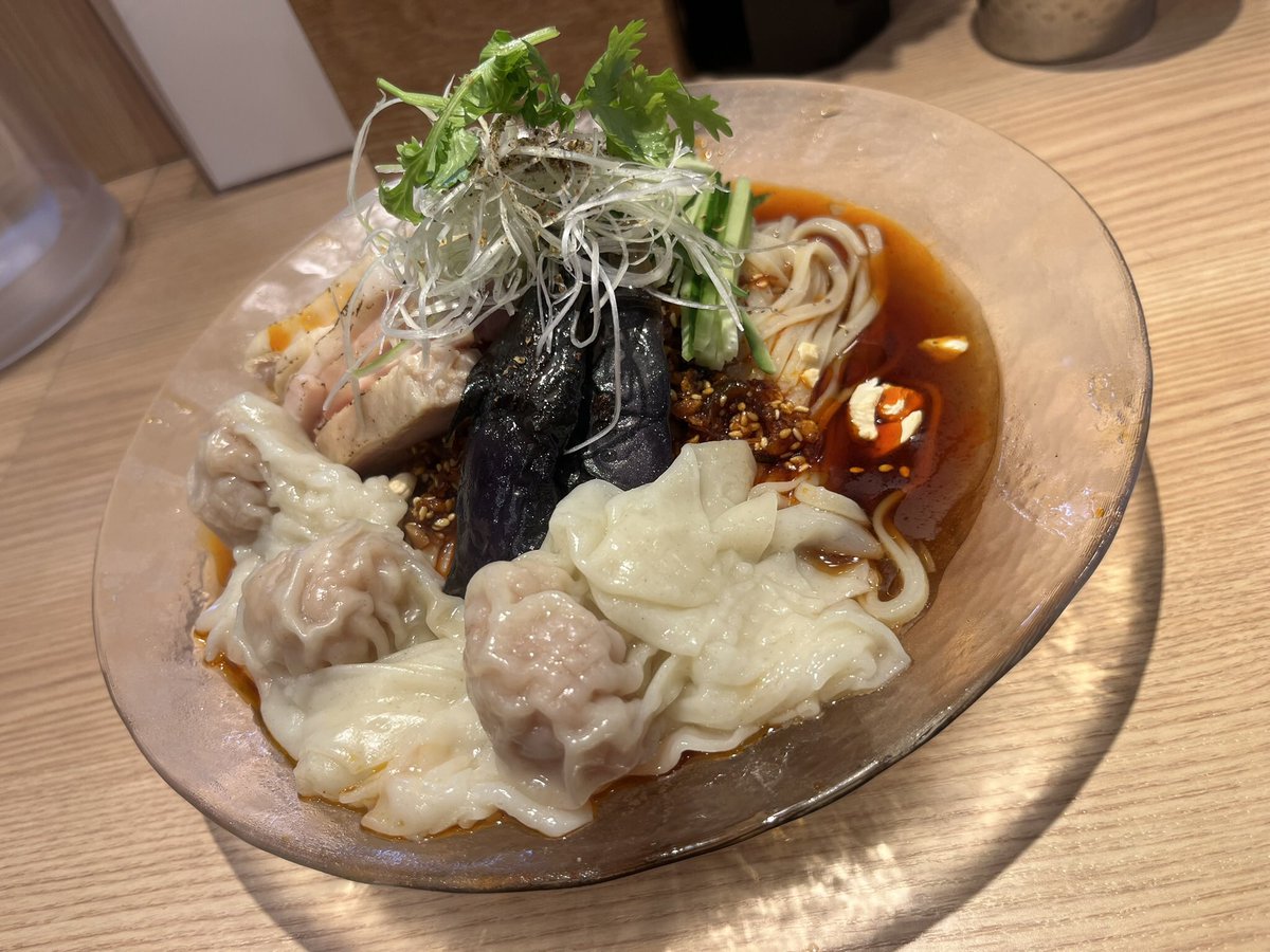 kazuracing's tweet photo. 昨日相模原の中村麺三郎商店さんへ😉涼麺シリーズ第二弾のよだれ鶏の冷やし中華-口水鶏涼麺-を頂きに😉いや〜ちょっとピリ辛で暑い日はもってこい😉よだれ鶏が柔らかく、素揚げなす、ナッツ、パクチーがアジアンテイストな感じもあり旨い、麺は平打ち麺でツルツル麺😋海老ワンタンはトッピングで😋 https://t.co/qgxUyMLa1h