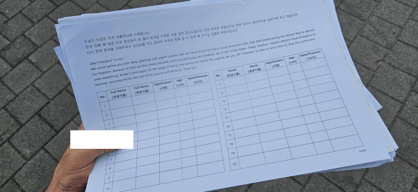 seong789987's tweet photo. 15일 광복절 오후2시부터 자유와혁신 당에서 집회를 한다고 하길래 참여도 할 겸 국제수사청원 서명 어느정도 받아진건지 확인과 참여 및 독려를 하기 위해 올림픽공원에 다녀왔습니다.

역시나 좌빨 유튜버랑 엔추 유튜버들이 방해를 했고 시작전부터 도중 , 끝나는때까지 깽판이 났습니다.

경찰이 어느정도 협조(?) 하긴했지만.. 만족스러운 대처가 아니였고요.

올공쪽 경찰들도 걔들이 문제 일으키고 다니는걸 많이 알고있다고 했고 , 혹시라도 걔들에 대한 고소나 고발이 되고있는지 궁금하면 송파경찰서로 가서 물어보라고 합니다.

그 뒤 올다르크님도 보고 같이 좀 여러 정세에 대한 이야기도 하면서 이해하는부분도 일치했고 당시 정말 용감한 용기에 감사함을 표했습니다 (__)

X나 스레드 인플루언서분들도 몇몇 뵈었고 서로 인사나누고 앞으로도 여러가지로 협조 하자고 했습니다.

서명을 받는 도중 특히나 조사단의 현장팀이 많이 고생을 했는데 거기서 깽판 부리는 사람 있길래

내가 관계자니까 나한테 다 물어보시라. 성실하게 다 대답해주겠다 했습니다.

주요 질문은 두가지였습니다.

질문1. 이거 국제수사청원 서명은 누가 하는거냐 ?

답변 : 한미부정선거 공동조사단에서 하고있고 10만명을 다 채우면 GROK의 장수영 대표가 더글라스 프랭크박사에게 전달 후 미 의회 > 트럼프 대통령에게 전달됩니다.

질문2. 니 자혁당원이라고? 당원증까봐
답변 : 당원증 보여줌. (온라인 당원증)
(그러자 질문한 아재가 갑자기 다른 질문 던짐)

그리고 제일 중요한 국제수사청원 서명에 대해 얘길해보자면..

목표치인 10만의 1/3 수준이였고 좀만 더 열심히하면 서밋전에는 되지않을까? 하는 생각이 들기도 했습니다.

집에 도착해서 4차 집계를 별개로 했는데 오늘만 7720명에 가까운 사람들이 참여해주셨습니다.

물론 서명참여해주신 모든 분들에게도 당연하게도 감사하지만

서명참여 독려 해준 한미부정선거 공동조사단원들과 자혁당원들과 일반 국민분들까지 너도나도 독려 열심히 해주고

엔추견,방해꾼들 쫓아내면서까지 열심히 해주셨습니다.

진심으로 너무 고마워서 감동 먹었습니다.ㅠㅠ

종이 찢으려는 사람도 있었고 중간에 훔쳐가려는 사람도 직접 봤는데

다들 내가 하는것이다 생각하고 엄청 화내줬습니다.

그리고 대망의 4차 집계를 해본결과 드디어 3만의 벽은 깨졌습니다.

이제 절반까지 얼마안남았고 10만까지도 빠른 속도를 냈으면 좋겠습니다.

유튜버들도 인플루언서들도 다들 내 일이다 생각하고 진심을 갖고 참여해줬으면 좋겠다고 부탁드렸으며

저도 동네 어르신들 많은 공원에 가서라도 서명받을 생각입니다.

앞으로도 모두 많은 참여와 독려 부탁드립니다.

아참! 어제 너무 많은분들이 참여해주신덕분에 추가 용지를 200장정도 인쇄해왔는데 50장정도가 남았더라고요.
100장할까 200장할까 했는데 200장하길 잘한것 같습니다.

올림픽공원 근처에 인쇄하는곳은 올림픽공원역 2번출구에서 나와서 상가건물로 들어가면 인쇄하는곳이 있습니다.

다만 좀 생소한 방식이라 헷갈릴 수 있지만 웬만하면 나중에 동네 문방구나 PC방같은곳에서 양식을 인쇄하여 서명을 받아주시면 감사하겠습니다!

혹시나 올��픽공원까지 거리가 멀으신분들은 서명을 해주신 뒤 자유와혁신 중앙당사 주소로 등기를 보내주시면 감사하겠습니다.

주소 : 서울 용산구 청파로45길 19, 복조빌딩 3층
(지번: 서울 용산구 청파동3가 29-14, 우편번호: 04313)
(참고로 팩스는 안됩니다. 원본이 꼭 필요해요)

Yoon Again! We Go Together!