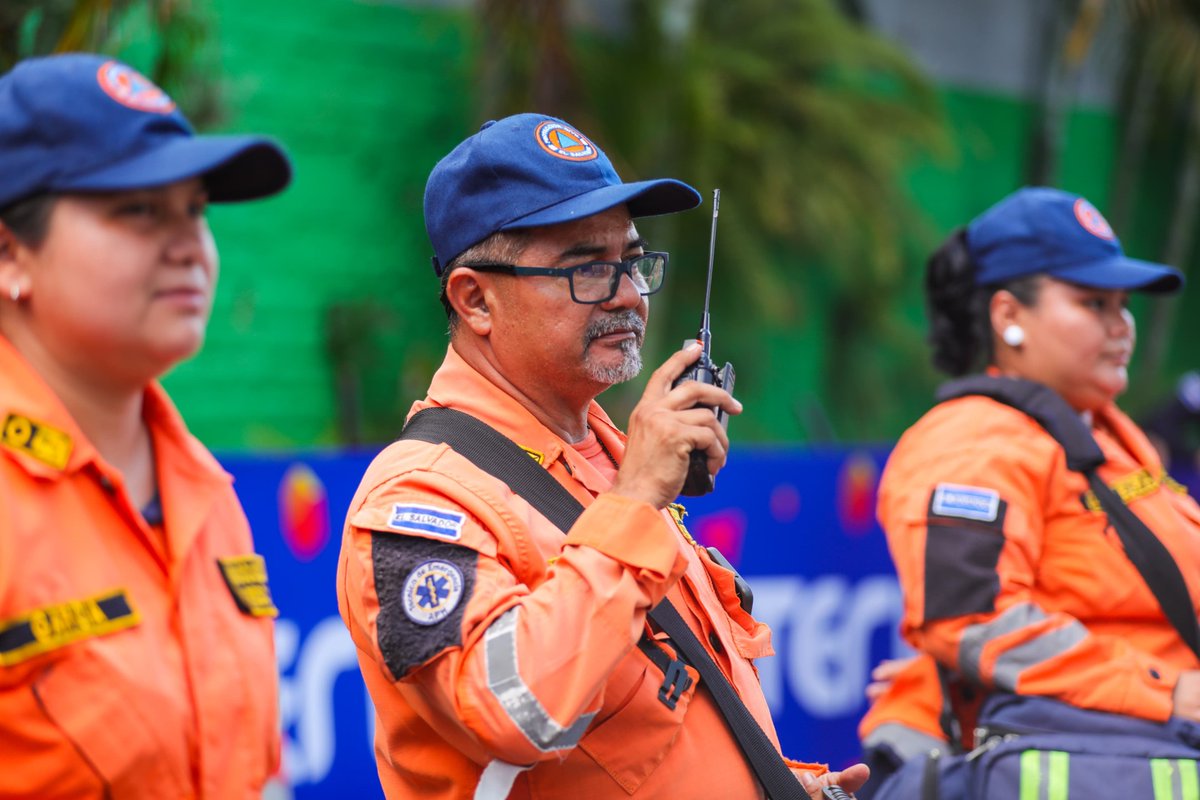 PROCIVILSV's tweet photo. 👉🏻 Nuestro #EquipoTácticoOperativo despliega un dispositivo de asistencia y atención prehospitalaria en puntos estratégicos del 📍@ecuscatlan, San Salvador Centro, previo al concierto de Romeo Santos y Prince Royce.

✅ Estas medidas se ejecutan con el fin de prevenir incidentes y garantizar el bienestar de todos los asistentes.