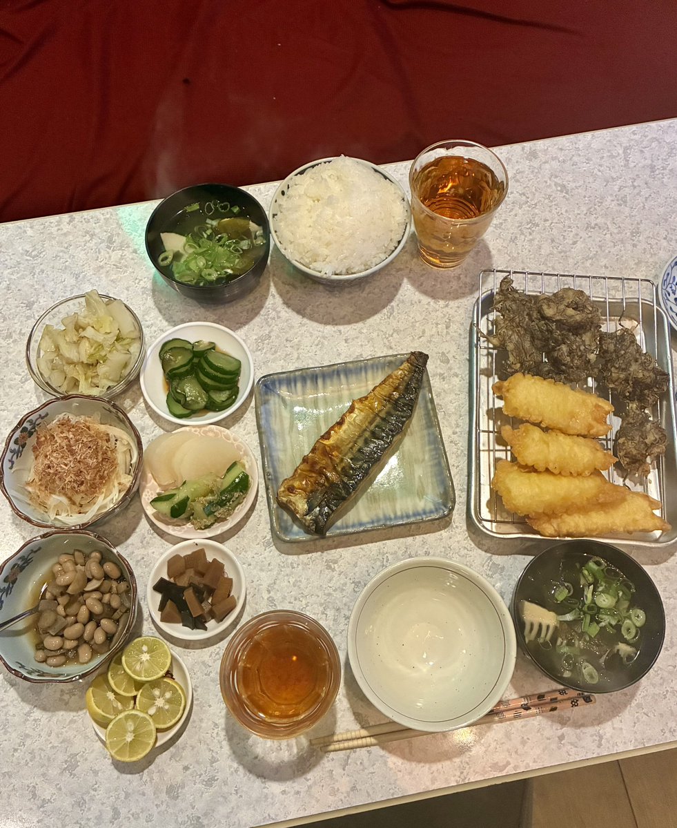 ka2cchang's tweet photo. 俺もチアガールに応援されてみたい週末土曜日

お盆期間は毎日見事に1人客だけって感じで終わったけどなんかもう昔と違って早い時間に目を向ける方がええんかなとか思ったり思わんかったり

晩ご飯は骨なし鯖とイカ天
もずく天etc

今日のきゅうりの浅漬けは塩して絞って白だし2お酢0.6砂糖0.8 https://t.co/ooCuj6U9lz