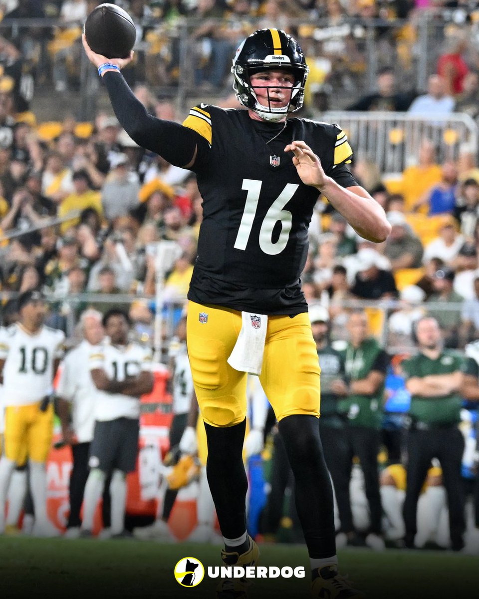 UnderdogNFL's tweet photo. Rookie QBs passer rating through 1 game

Drew Allar: 154.8
Carson Beck: 125.4
Ty Simpson: 125.0
Fernando Mendoza: 100.3
Haynes King: 95.2
Cade Klubnik: 94.9
Jalon Daniels: 88.5
Garrett Nussmeier: 80.6 https://t.co/sfaVPeh376