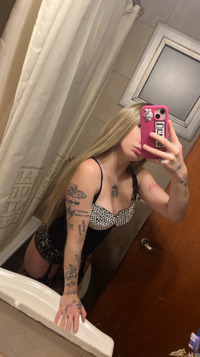 tinytulipop's tweet photo. wait need drunk makeout sesh https://t.co/aRMGda9ASg