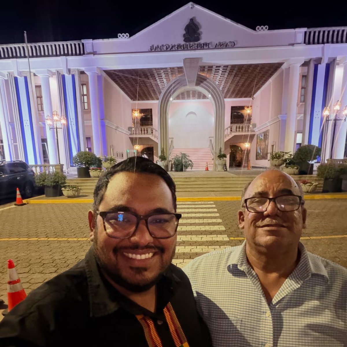 Lorenhn_'s tweet photo. DENUNCIA PUBLICA! 

El aún ministro de la SECAPPH, Yasser Abdala Handal Carcamo mandó a su padre el periodista Fuad Handal, a amenazar a quienes lo denuncian por actos de nepotismo en la secretaría que dirige. 
Después que incumplió los pactos con el tigre @TommyZambranoM maltratando a los recomendados del presidente del legislativo, ahora anda buscando a quien culpar de su destitución.
